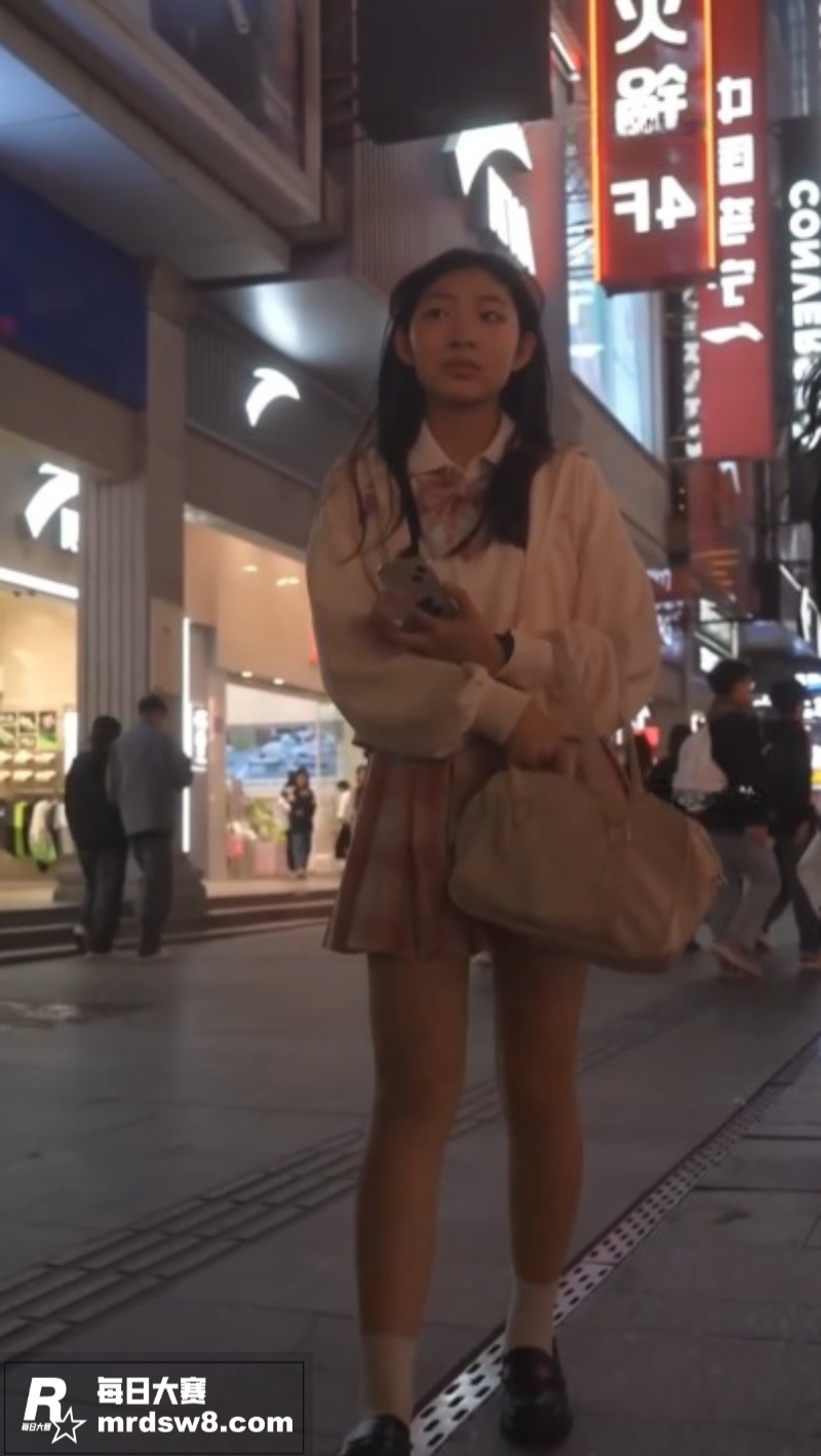 偷拍狂魔抄底新作来袭相关图片4