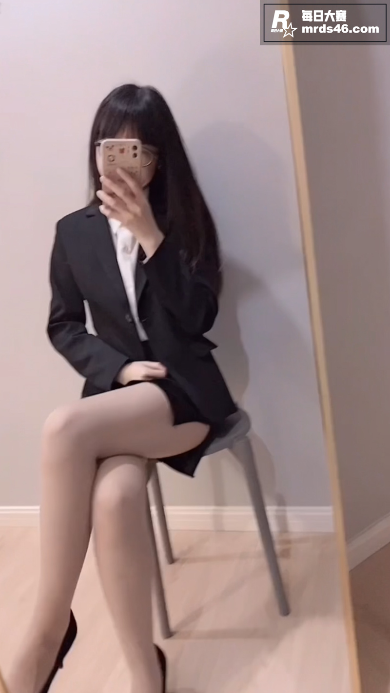 极品眼镜学姐 一只荞相关图片1