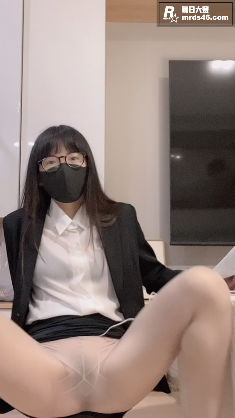 极品眼镜学姐 一只荞相关图片2