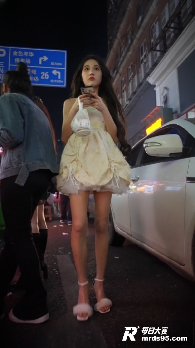 夜市街拍抄底 大长腿相关图片1