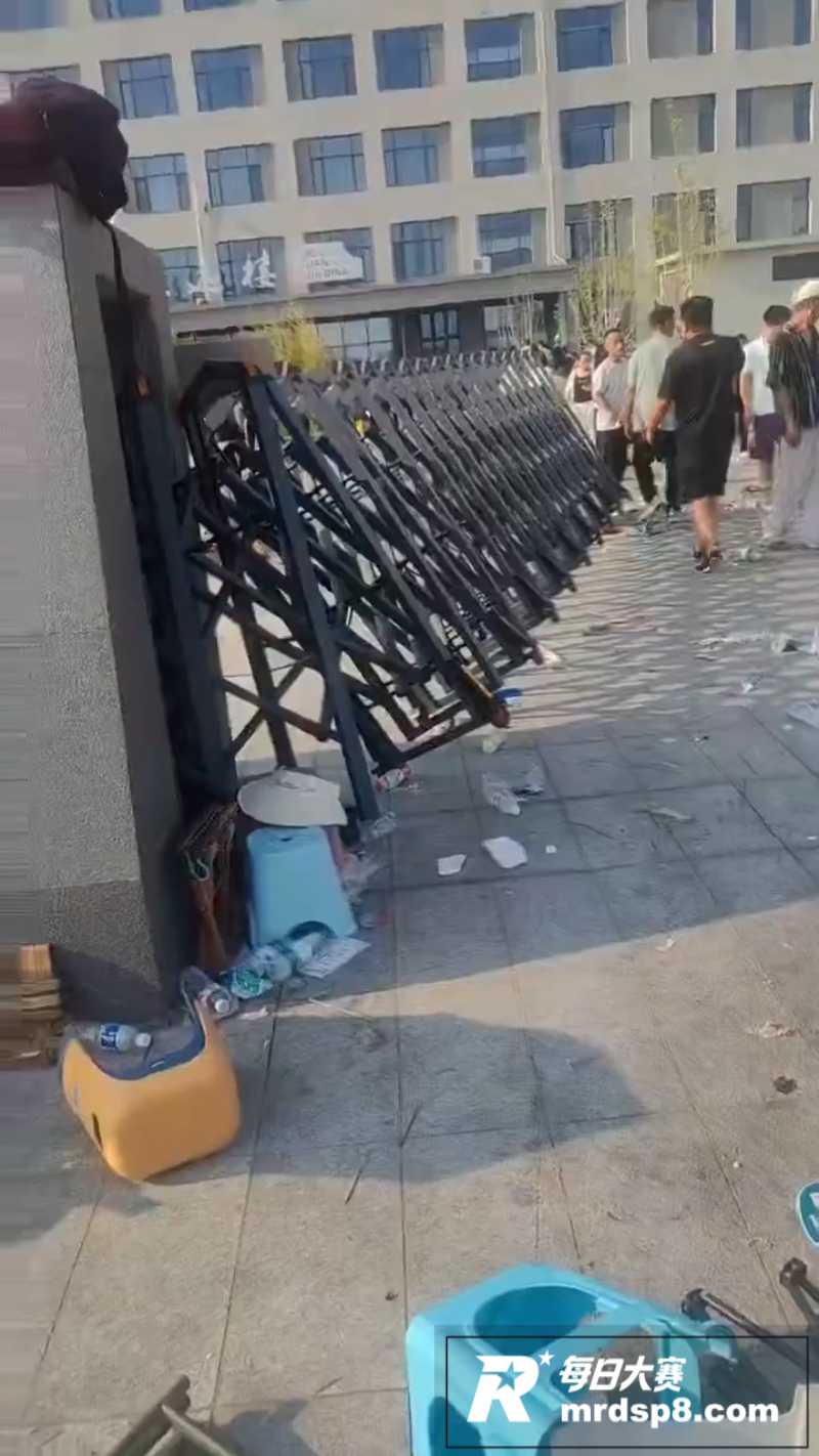 校门被挤爆！河北上万相关图片1