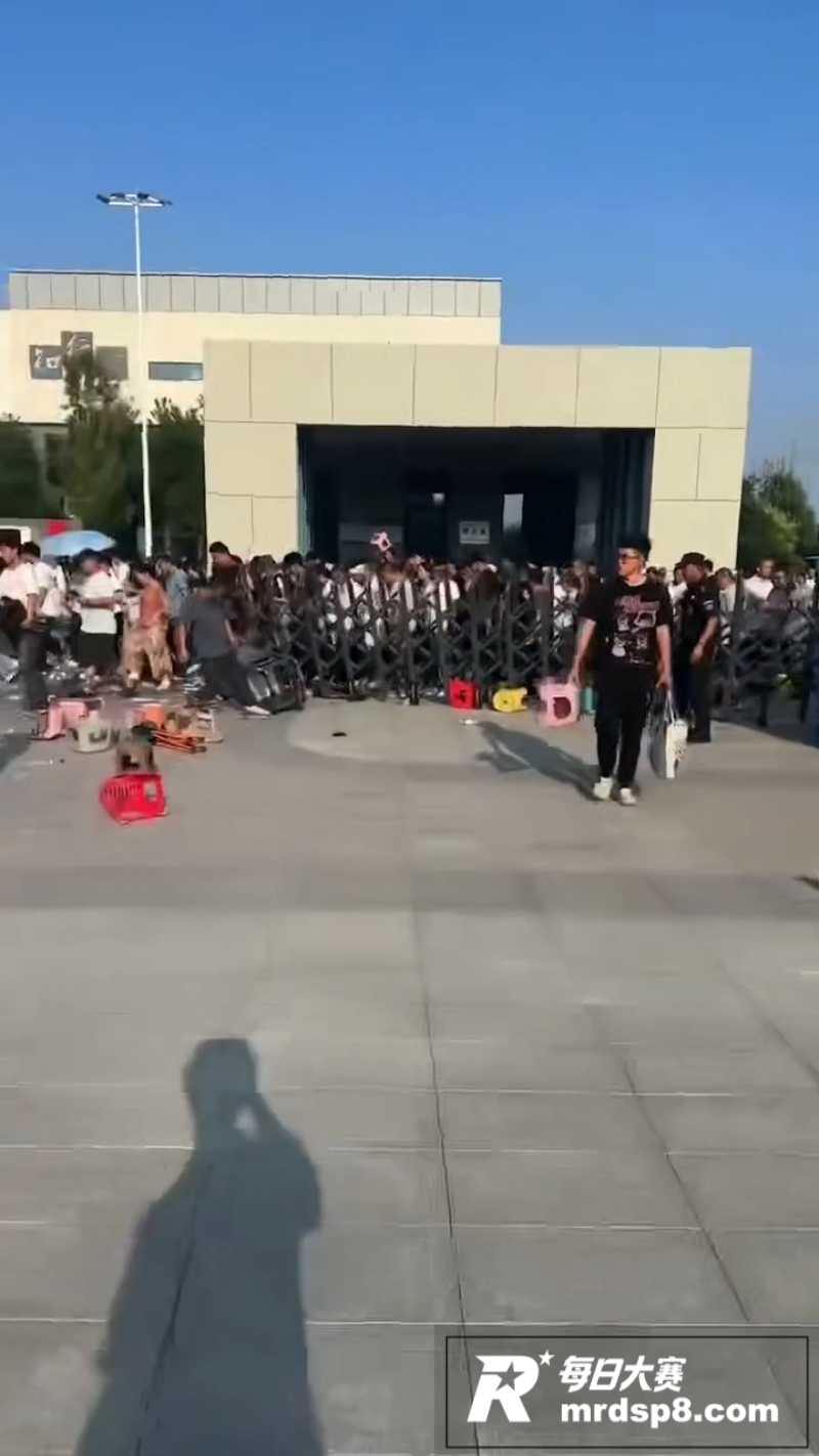 校门被挤爆！河北上万相关图片2