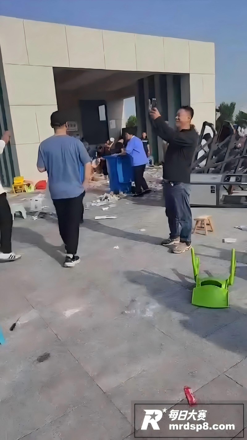 校门被挤爆！河北上万相关图片3