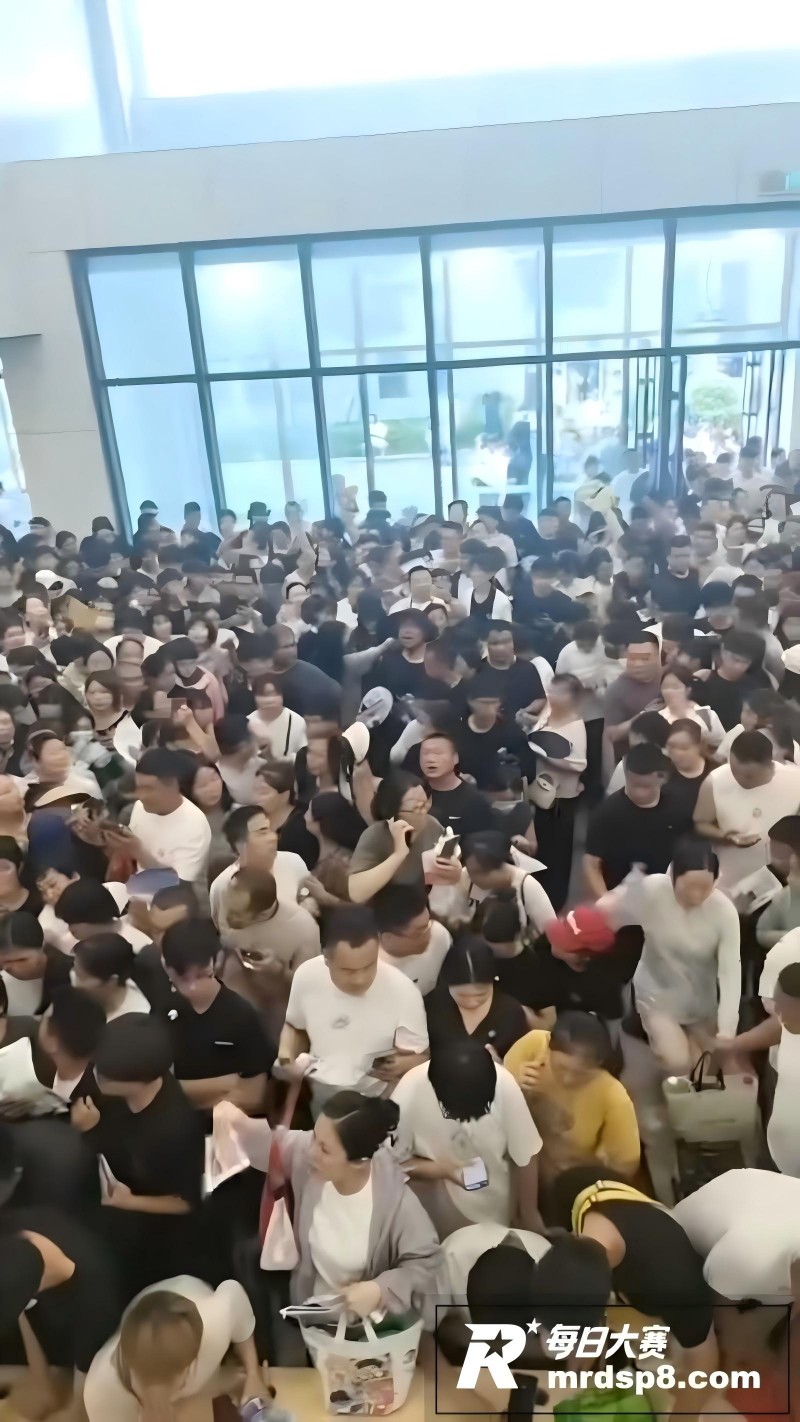 校门被挤爆！河北上万相关图片4