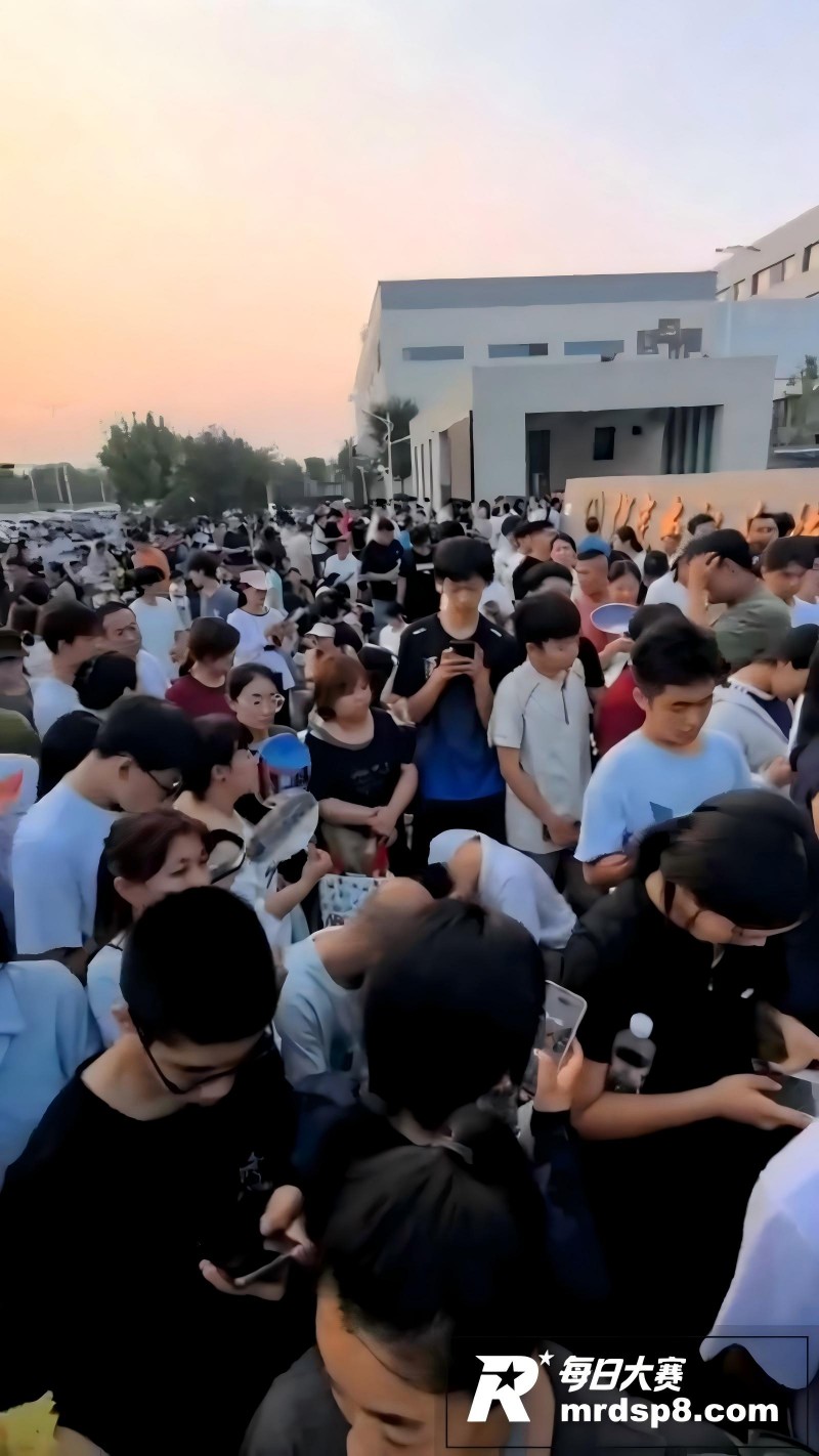 校门被挤爆！河北上万相关图片5