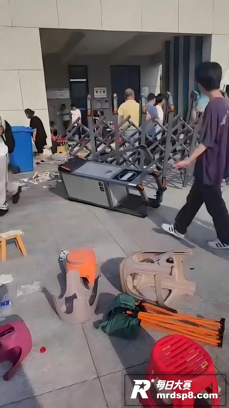 校门被挤爆！河北上万相关图片6