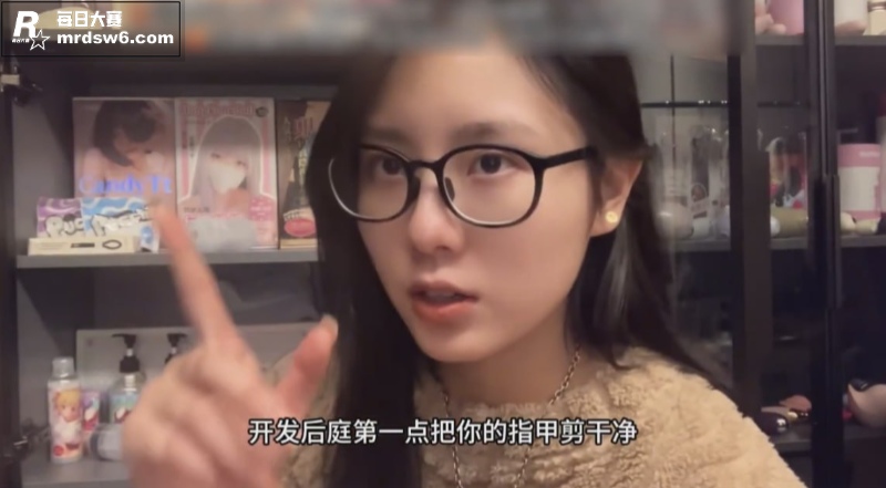 颜值反差眼镜妹性爱课相关图片3