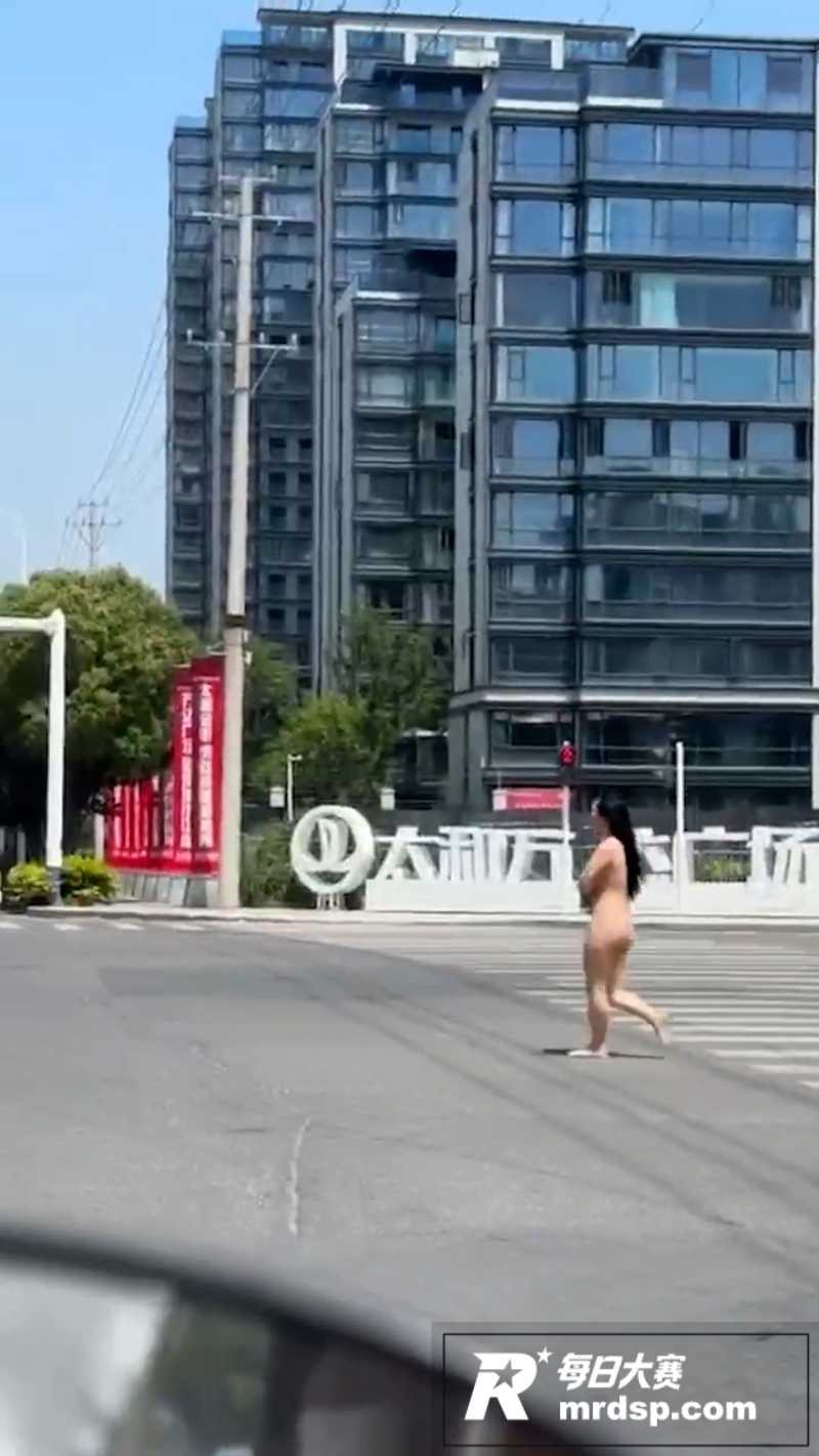 太和万达女子当众裸走相关图片5