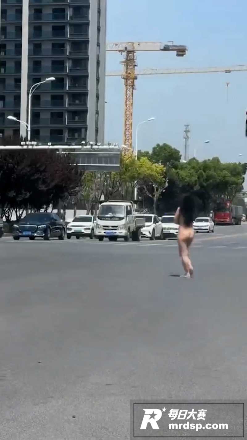 太和万达女子当众裸走相关图片6