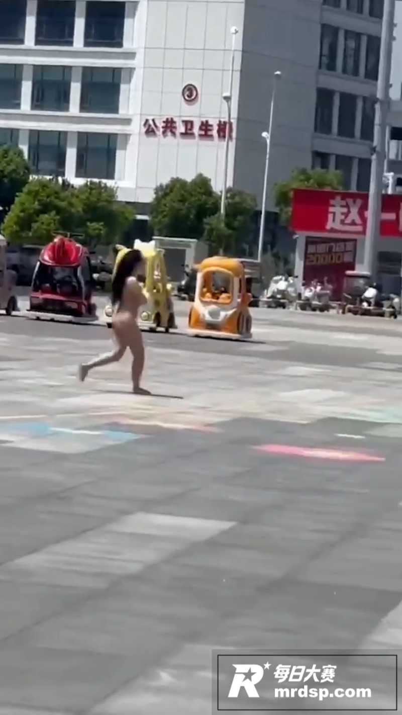 太和万达女子当众裸走相关图片7