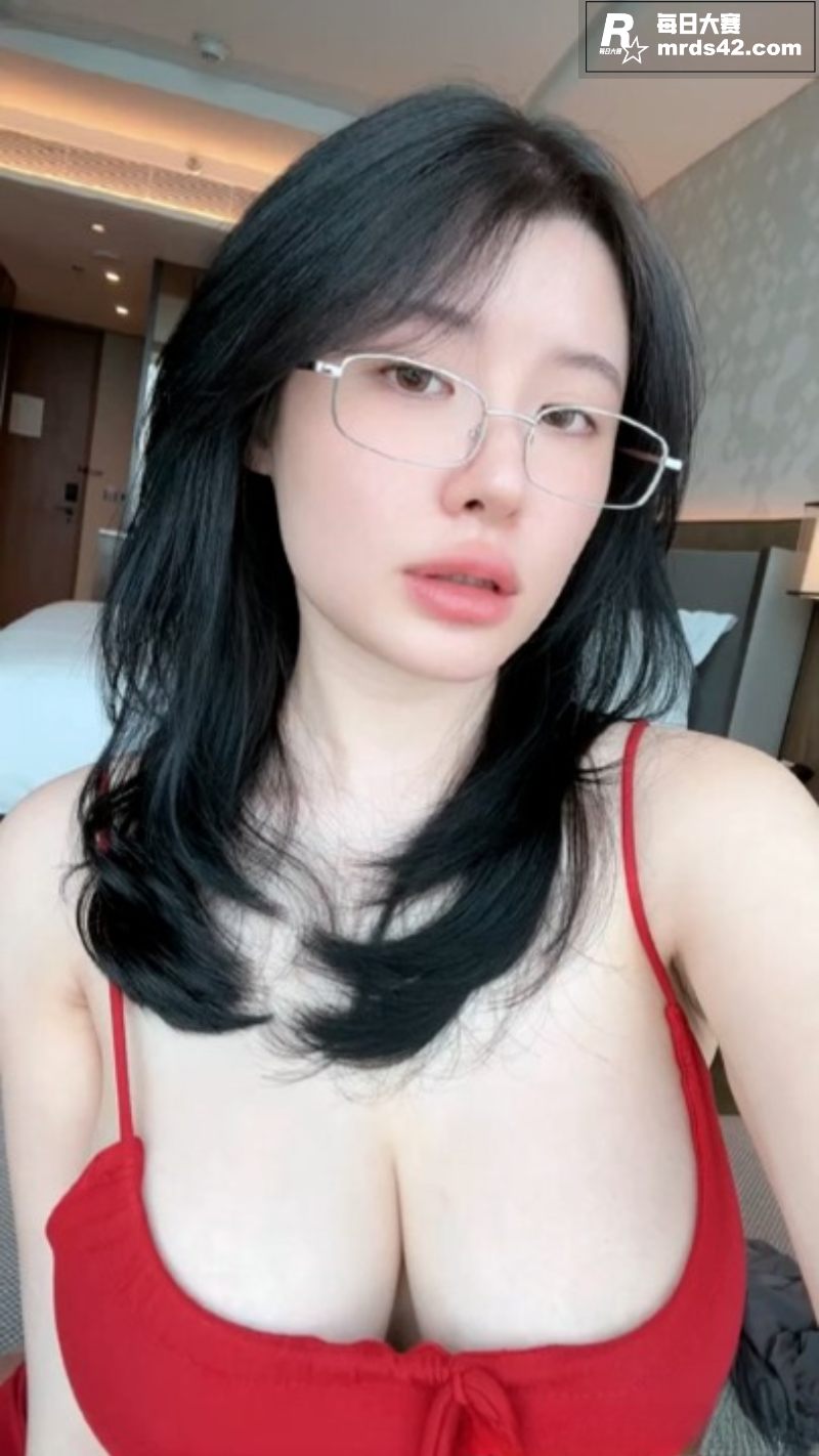推特台湾高颜值巨乳女相关图片1