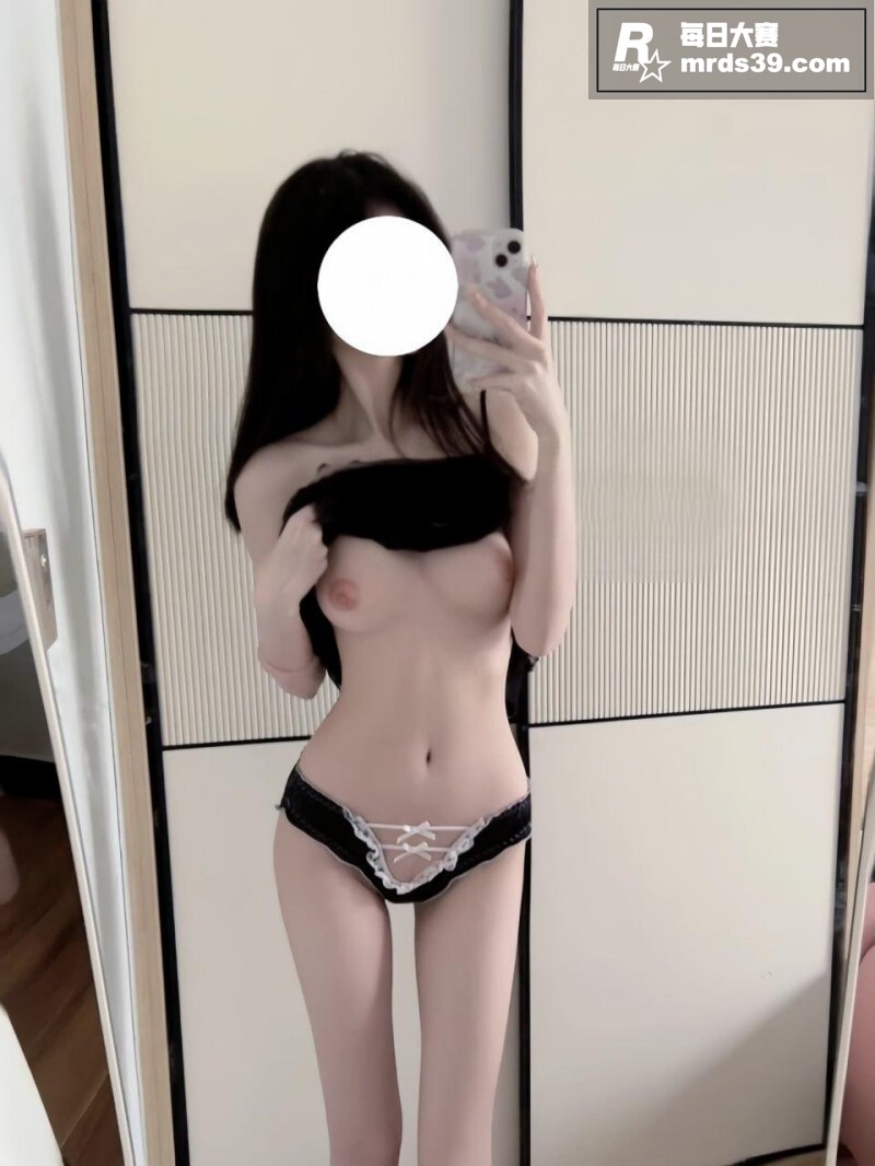 推特酥胸白虎萝莉 C相关图片14