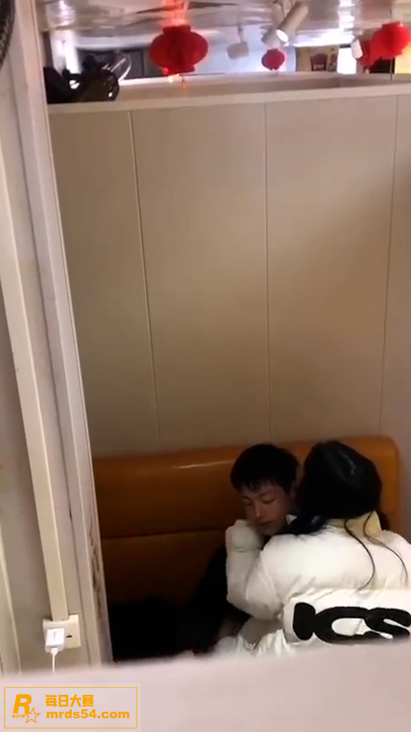 网友投稿 偷拍餐厅包相关图片4