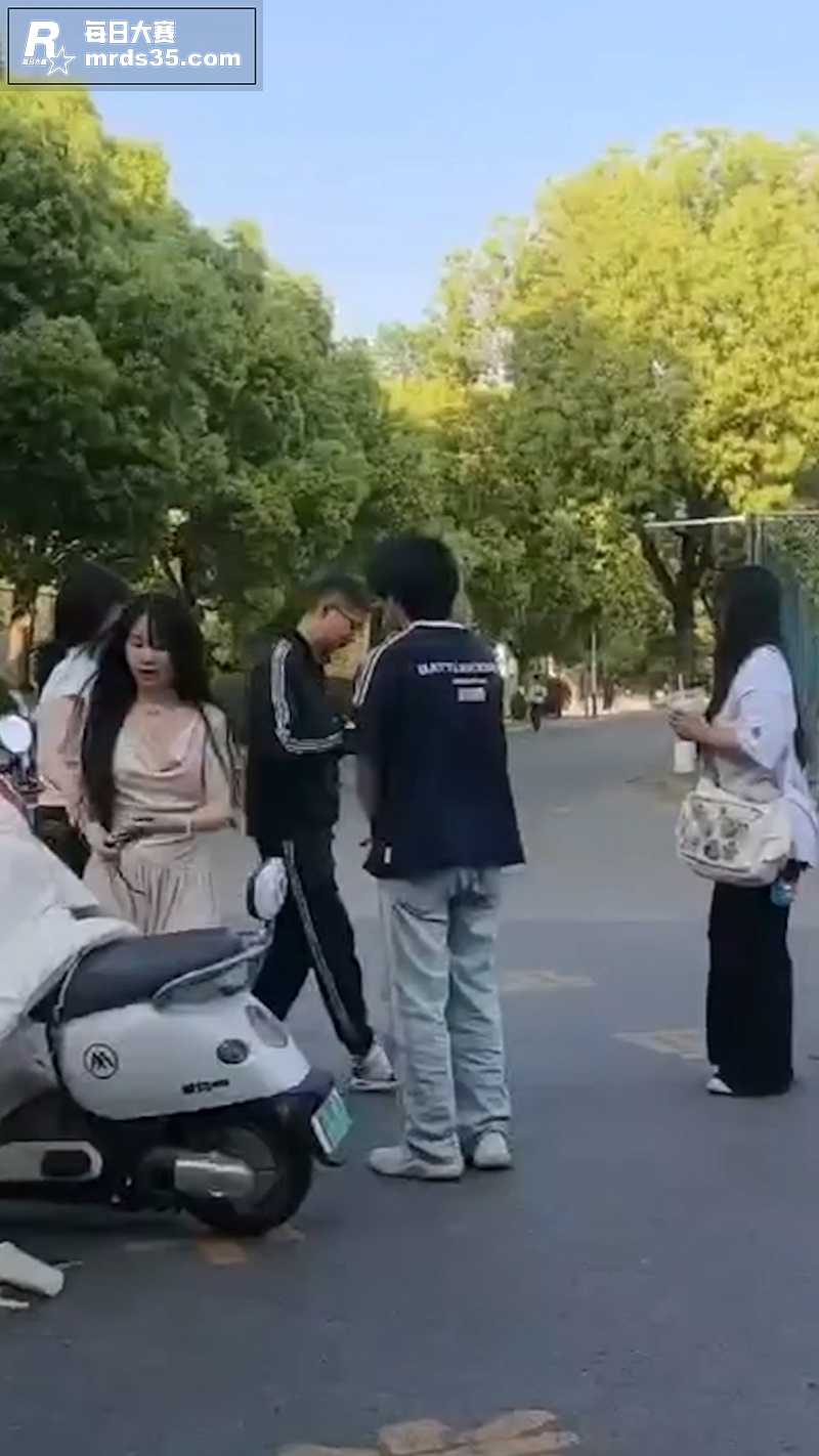 滁州某学院被爆一男的相关图片3