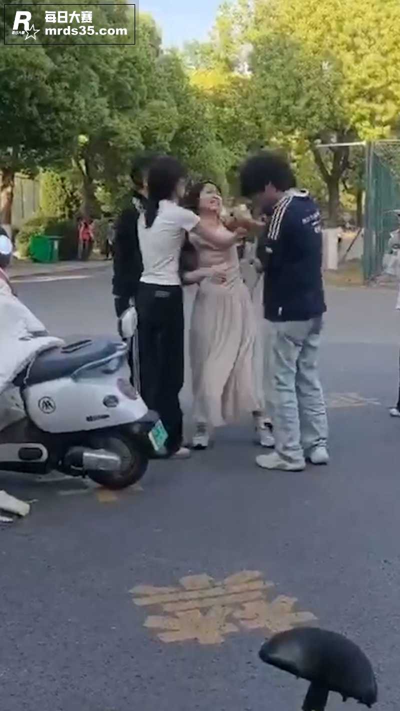 滁州某学院被爆一男的相关图片5
