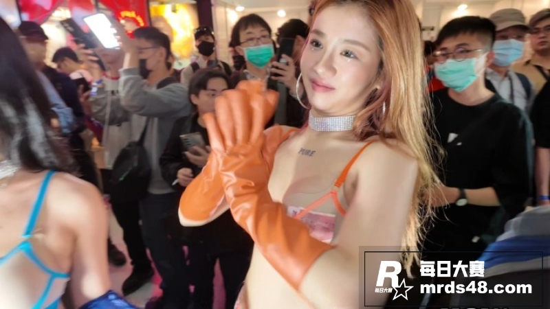 台湾漫展开场秀塞钱摸相关图片6