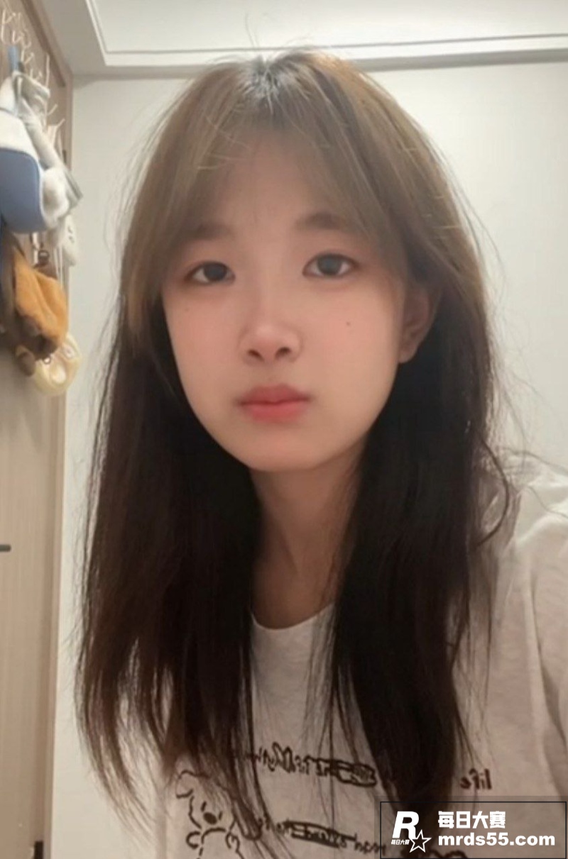 极品清纯美少女 楼梯相关图片2