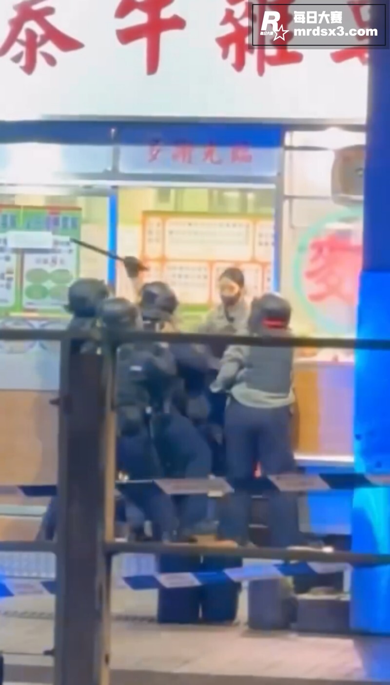 香港粉面店女顾客手机相关图片3