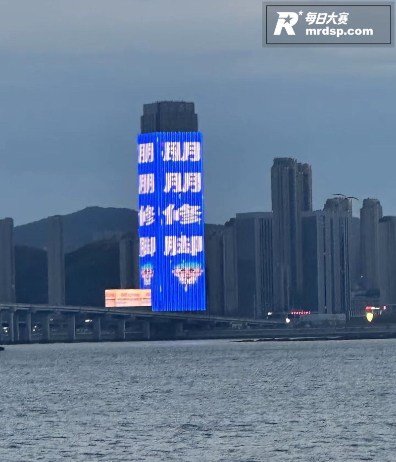 大连跨海大桥旁现巨幅相关图片10