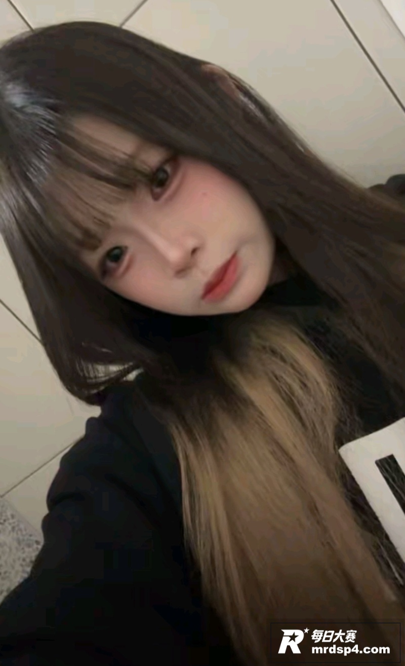 高颜值差女大学生 露相关图片3