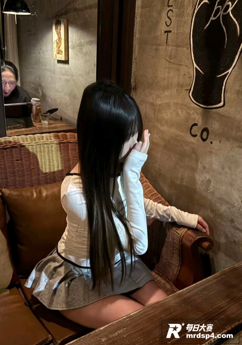 高颜值差女大学生 露相关图片4