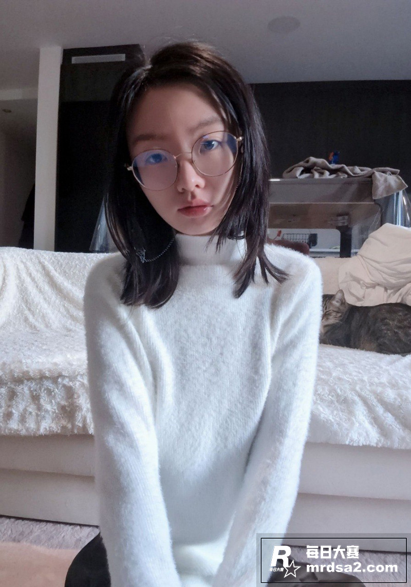 反差高中眼镜嫩妹 在相关图片1