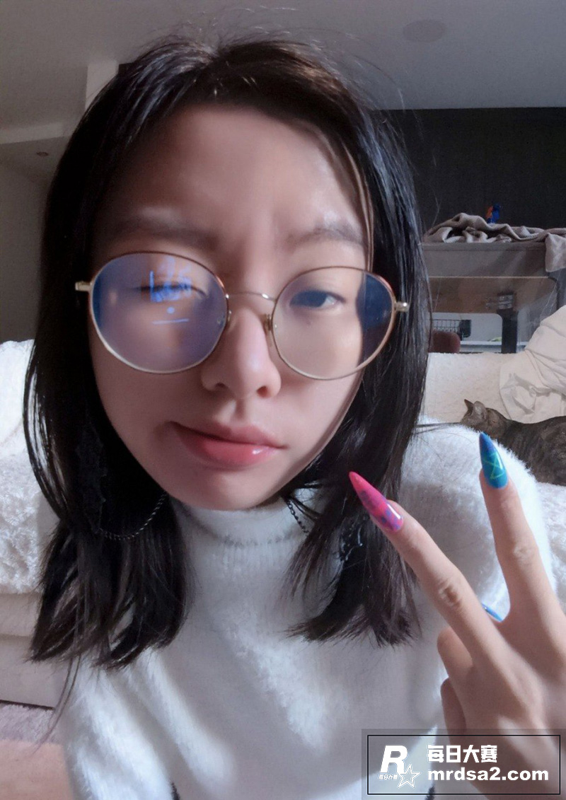 反差高中眼镜嫩妹 在相关图片2