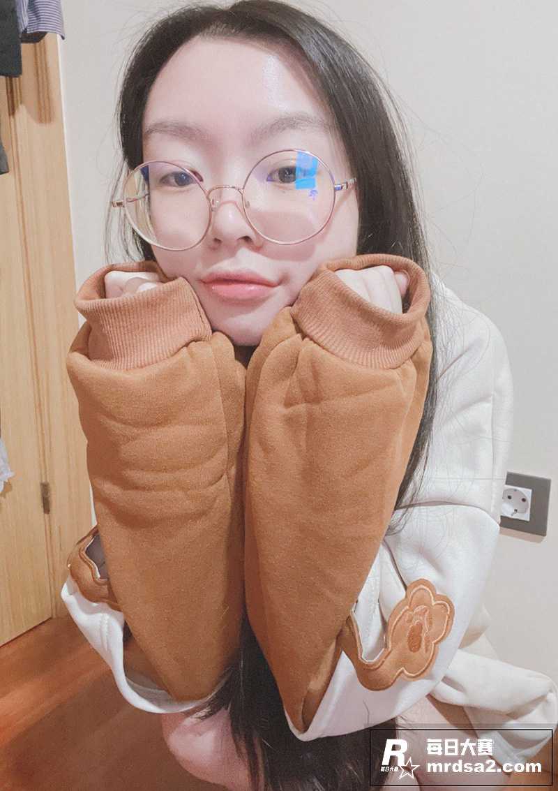 反差高中眼镜嫩妹 在相关图片3