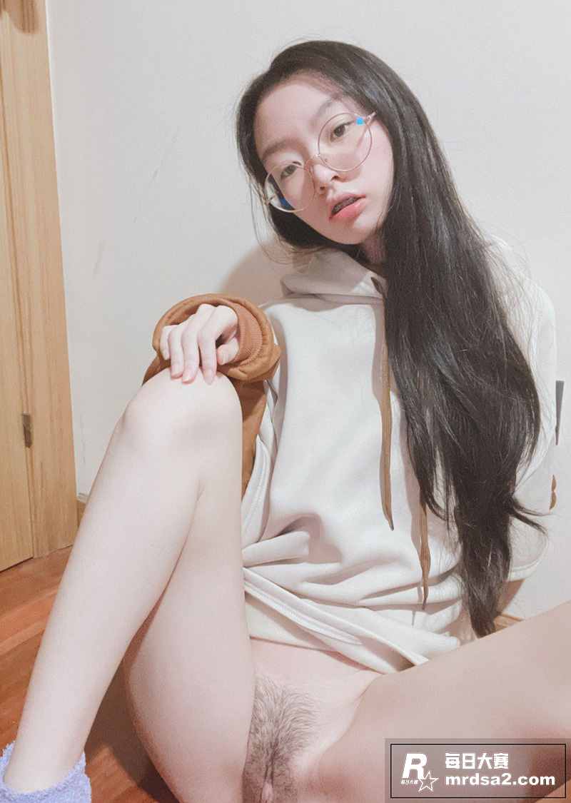 反差高中眼镜嫩妹 在相关图片12