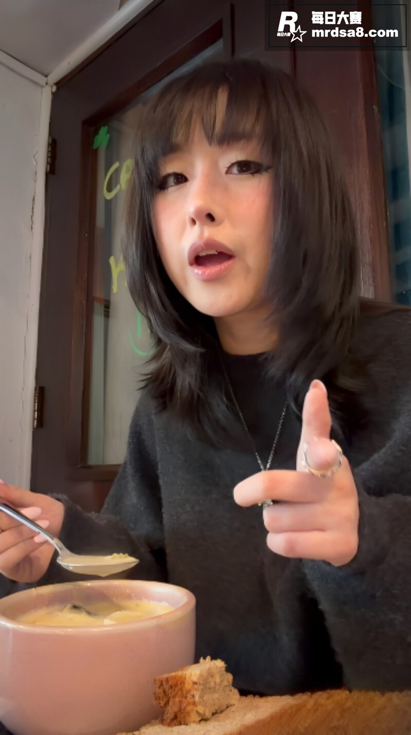 推特高颜值阿黑颜女神相关图片2