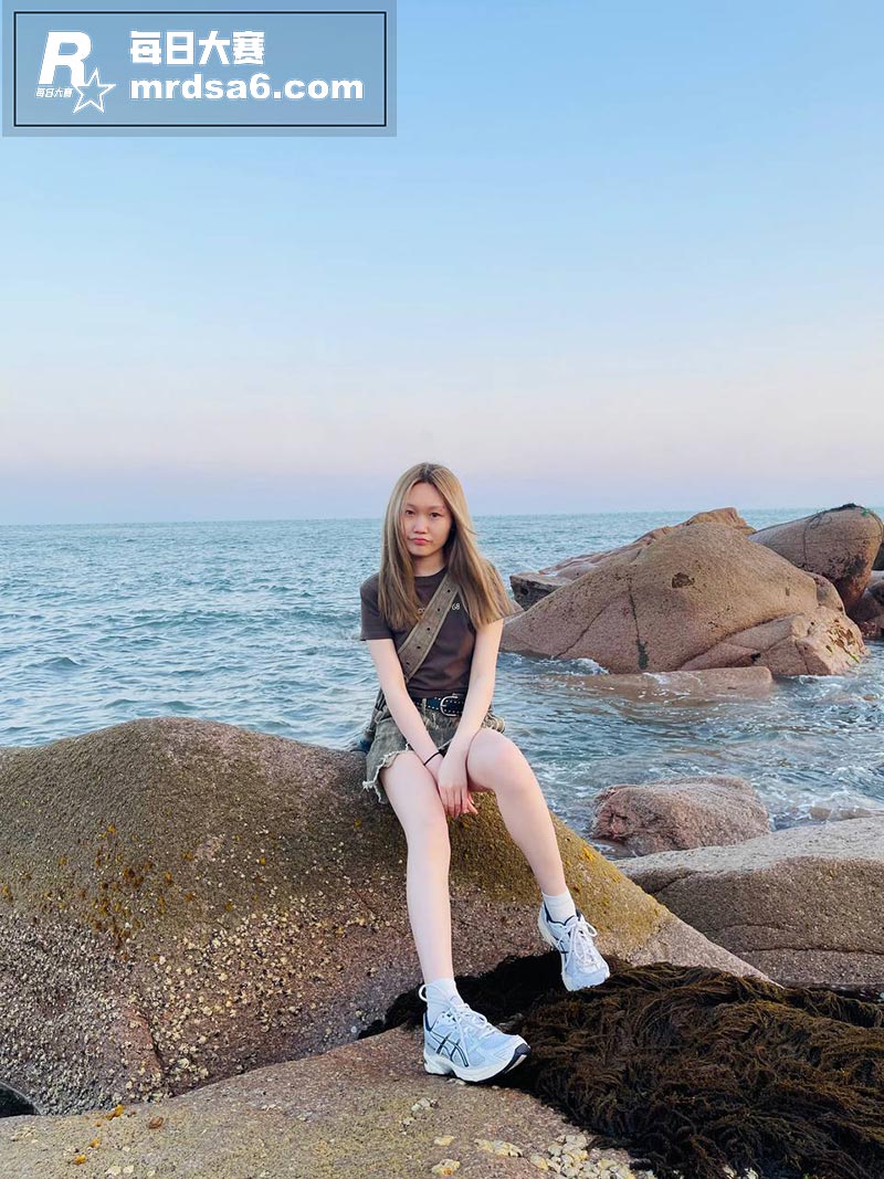 00后极品反差美女 相关图片1
