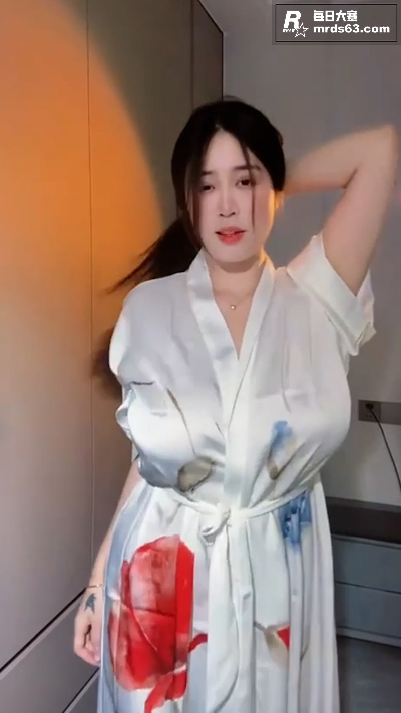 抖音高颜值巨乳妹 夏相关图片3