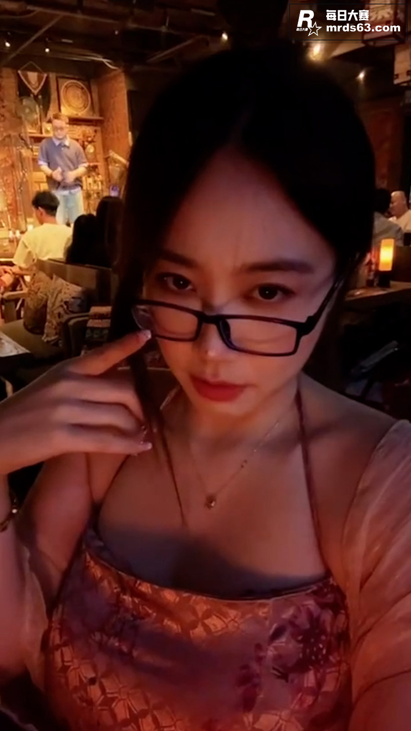 抖音高颜值巨乳妹 夏相关图片4