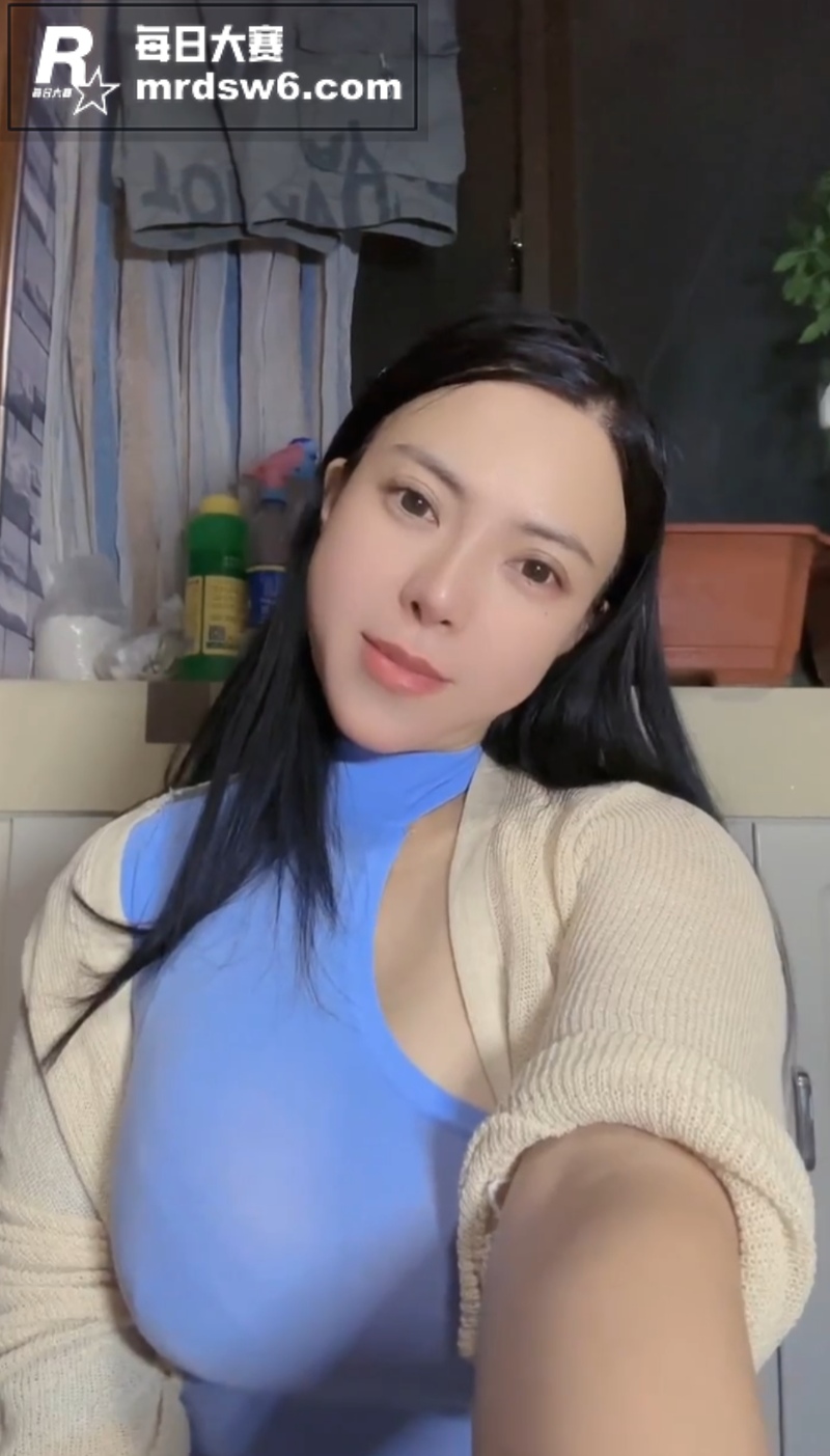 抖音巨乳少妇 为了赚相关图片1
