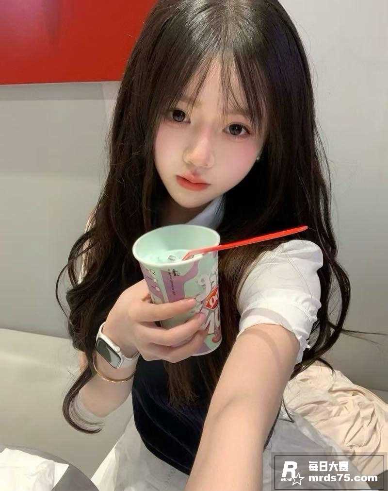 高颜值白嫩少女宿舍自相关图片1