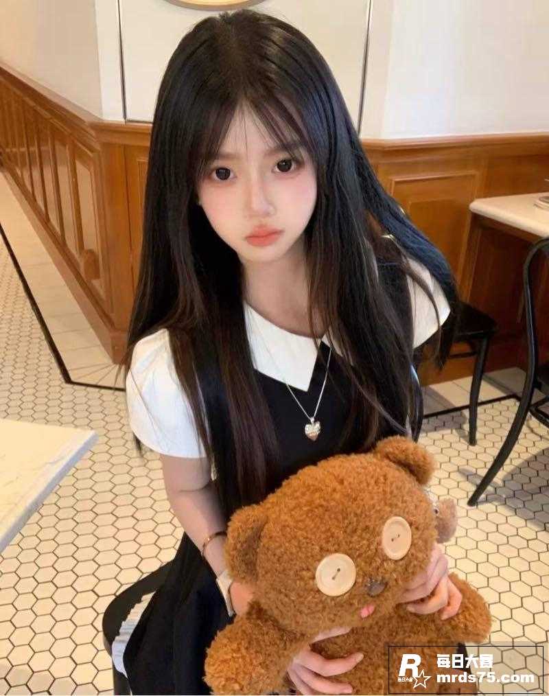 高颜值白嫩少女宿舍自相关图片3