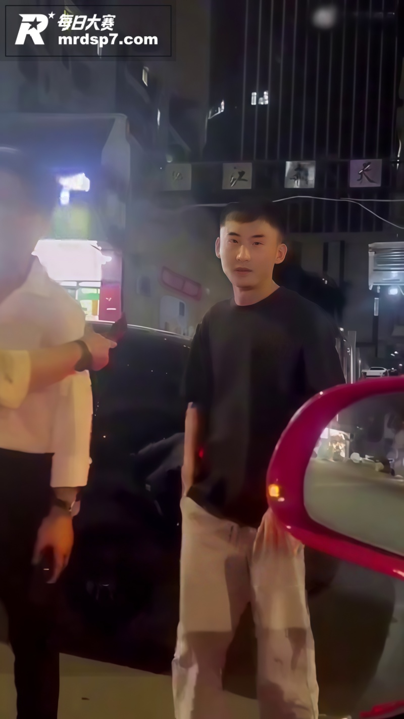 福建福州男子停车挡路相关图片3