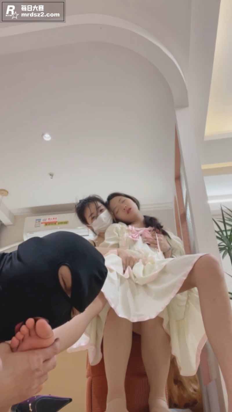 淫荡后妈调教继女和女相关图片1