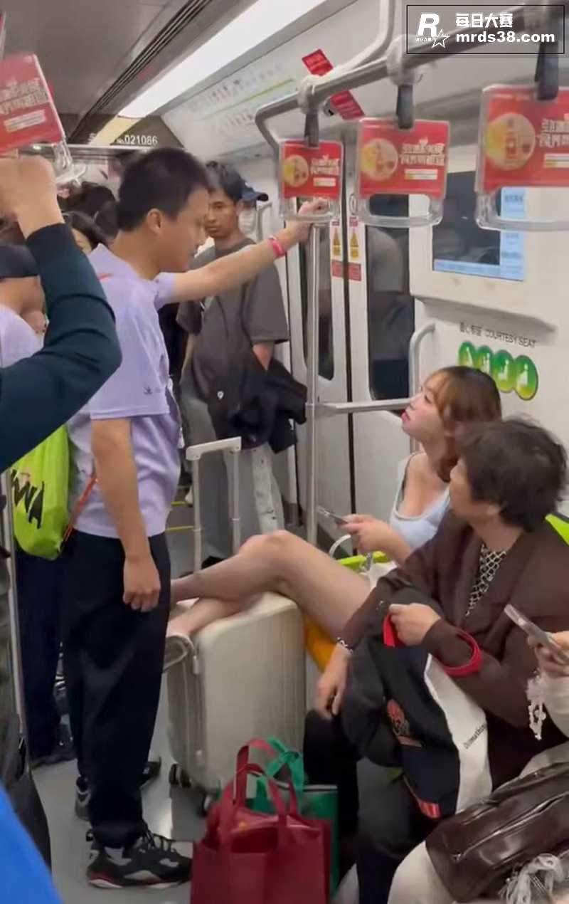 上海地铁二号线 一女相关图片2
