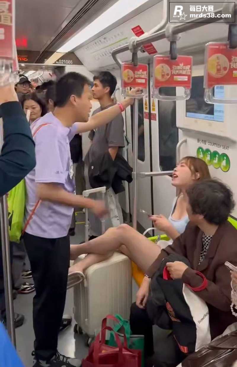 上海地铁二号线 一女相关图片3