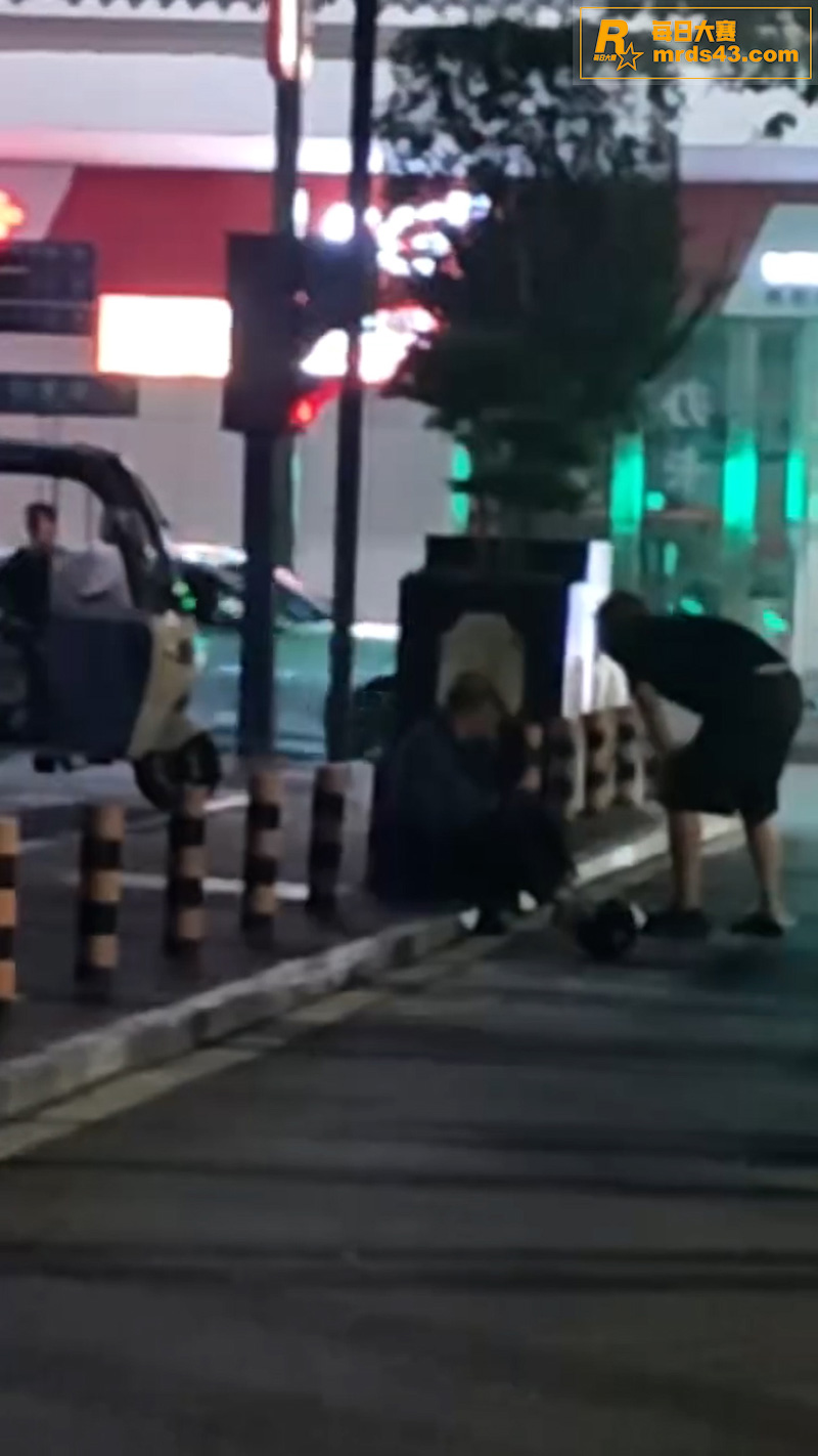河南男子持头盔当街暴相关图片3