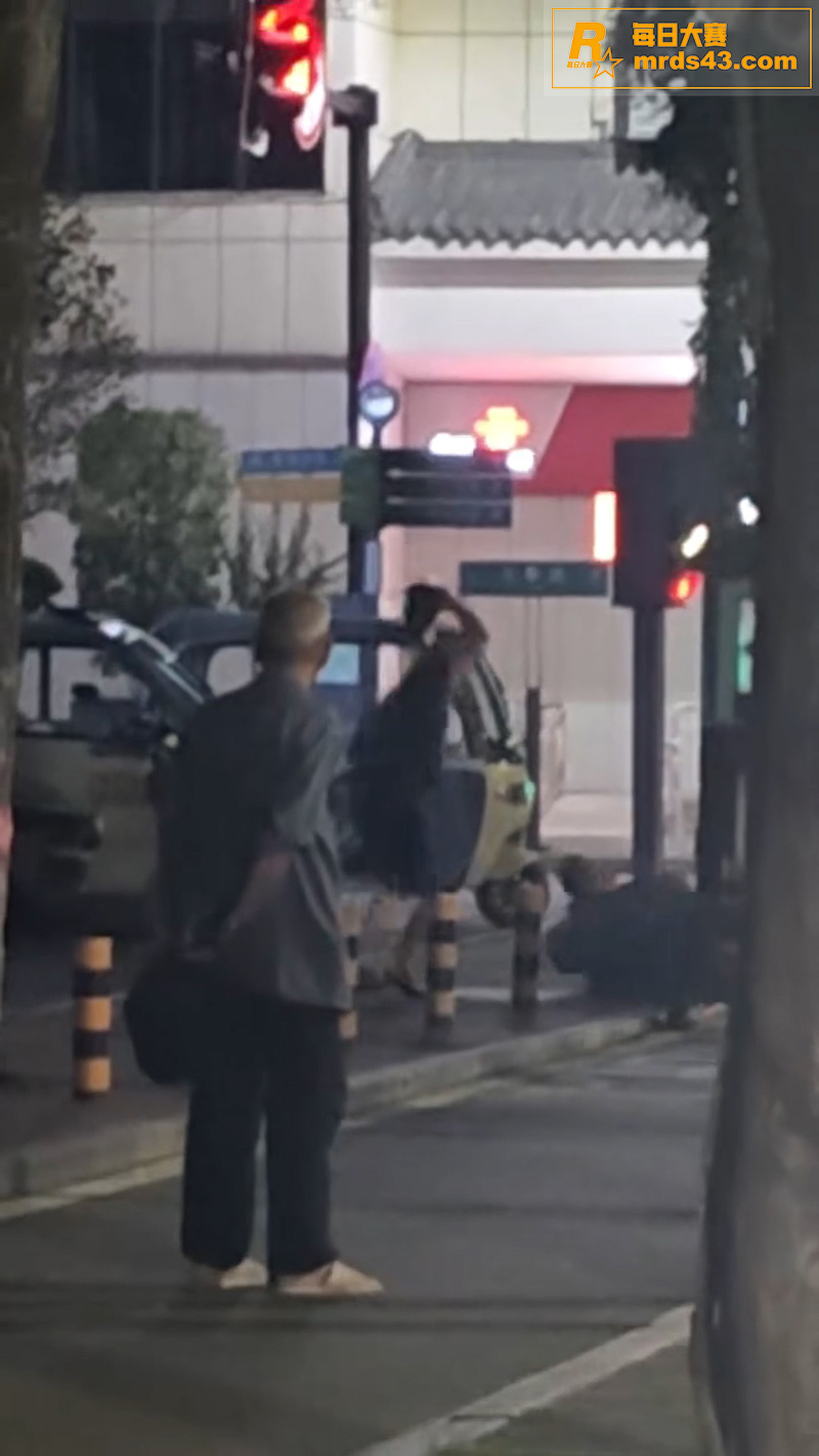 河南男子持头盔当街暴相关图片4