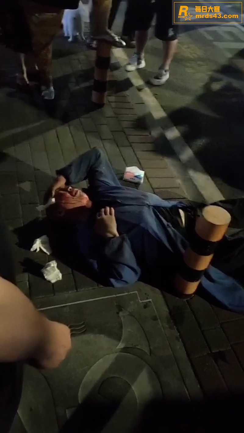 河南男子持头盔当街暴相关图片6