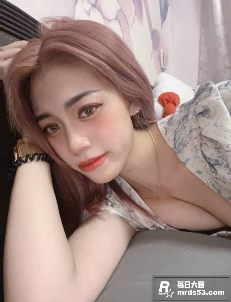 大奶人妻与老公自拍露相关图片1