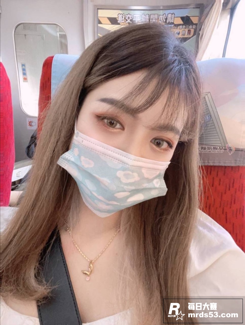 大奶人妻与老公自拍露相关图片2