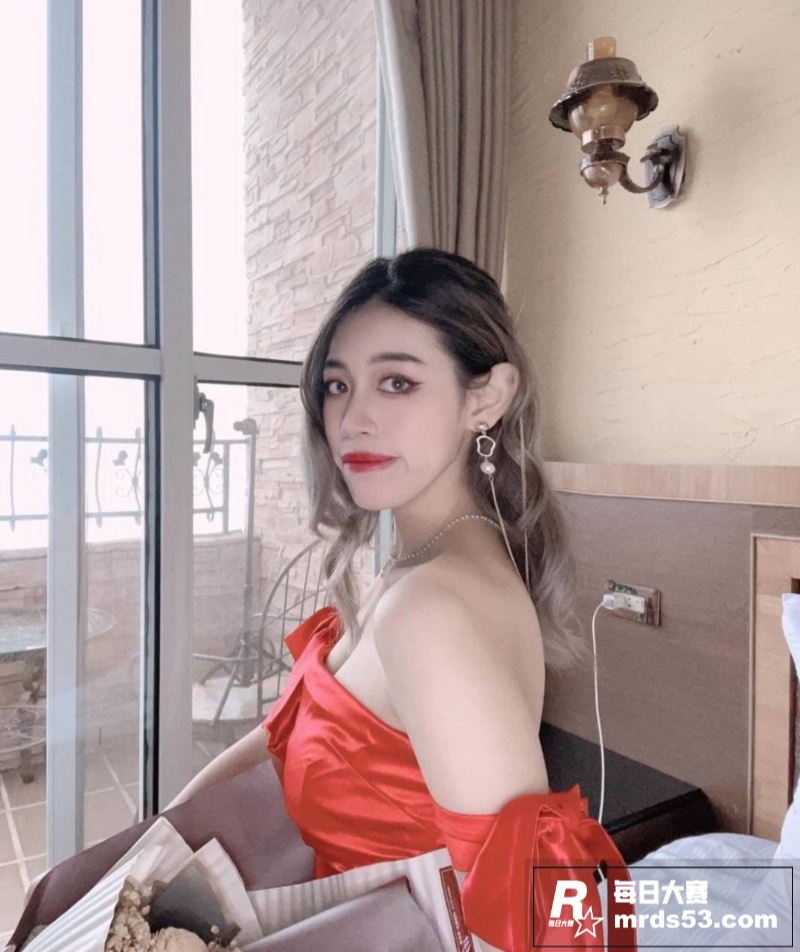 大奶人妻与老公自拍露相关图片3