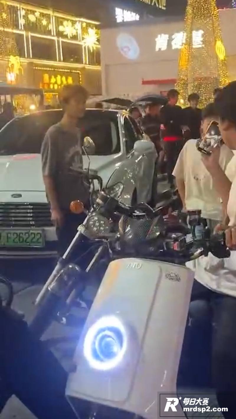 广东潮汕精神小伙街头相关图片3