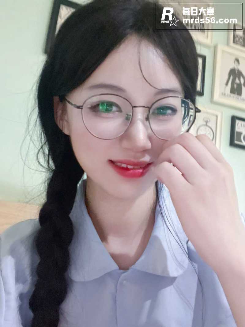 极品眼镜反差少女 哓相关图片1