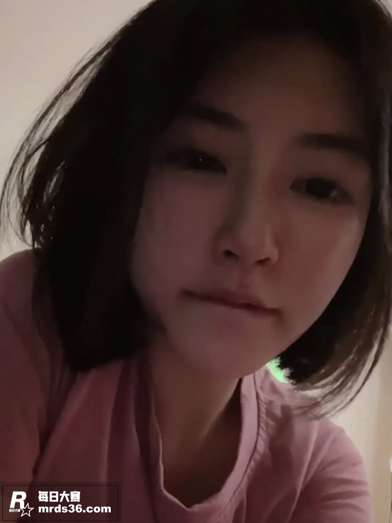 高颜值短发反差少女 相关图片4