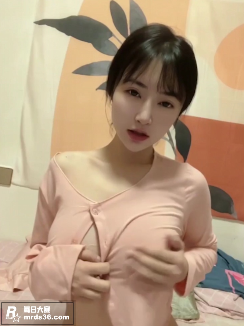 高颜值短发反差少女 相关图片13